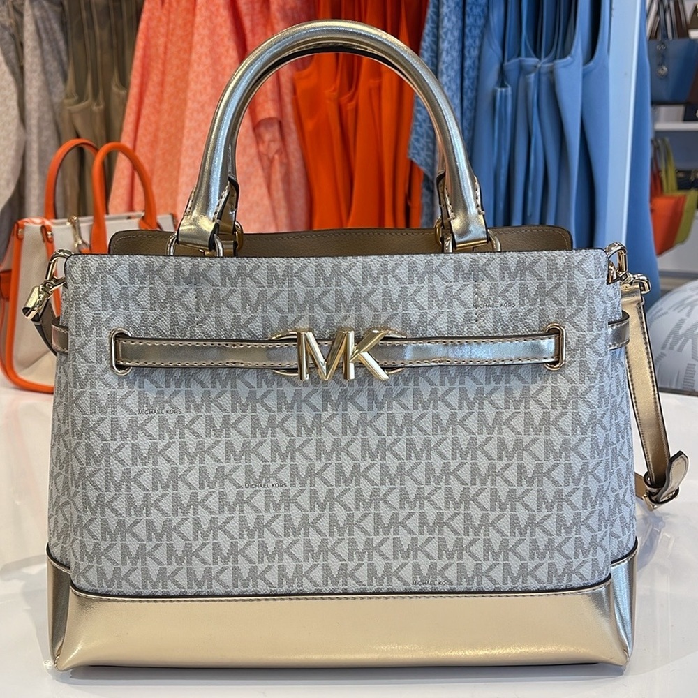 MICHAEL KORS
Reed Large Central Zip Graphic Logo Belted Satchel
Pale Gold
NWT